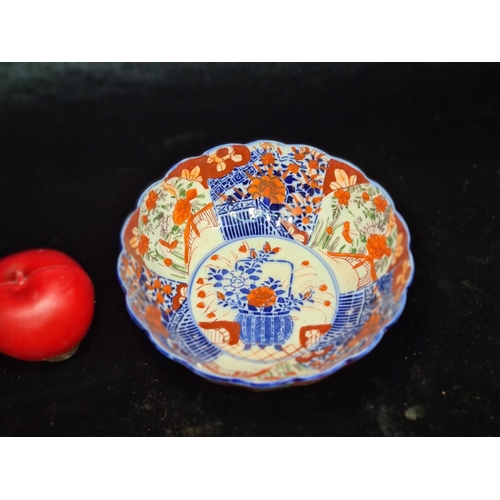 567 - An antique Japanese Imari porcelain bowl with scalloped rim. In very good condition. Wonderfully han... 