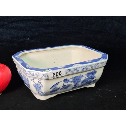 608 - A lovely hand painted Blue and white Chinese ceramic Planter. Features traditional floral pattern. S... 