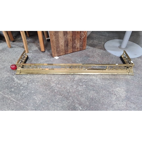 1023 - Star lot : A Victorian brass extendable fireplace fender with intricate lattice design. Features dec... 