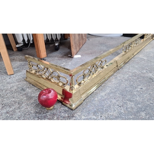 1023 - Star lot : A Victorian brass extendable fireplace fender with intricate lattice design. Features dec... 