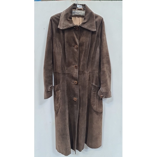 1054 - A Vintage Richard draper brown suede trench coat with button closure and large front pockets. Beige ... 