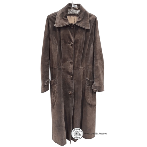 1054 - A Vintage Richard draper brown suede trench coat with button closure and large front pockets. Beige ... 