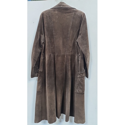 1054 - A Vintage Richard draper brown suede trench coat with button closure and large front pockets. Beige ... 