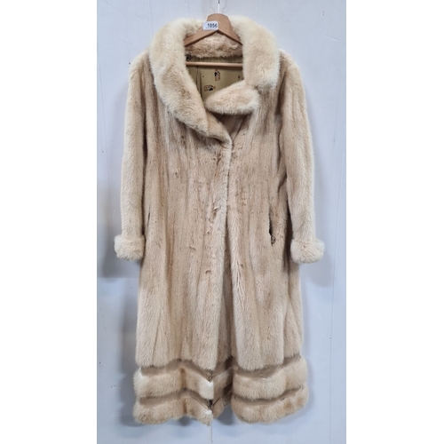 1056 - Star lot : A lovely statement vintage fur coat with Dasco fasteners. No size listed, fits like a siz... 