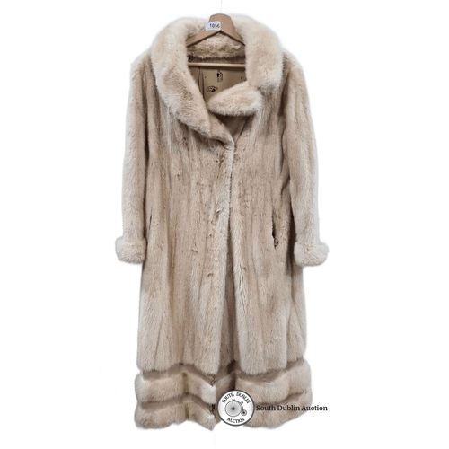 1056 - Star lot : A lovely statement vintage fur coat with Dasco fasteners. No size listed, fits like a siz... 