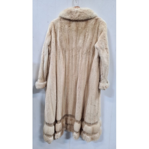 1056 - Star lot : A lovely statement vintage fur coat with Dasco fasteners. No size listed, fits like a siz... 