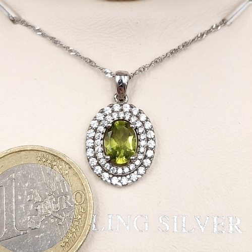 1008 - A dazzling sterling silver necklace with peridot and gemstone pendant. Total lenght of chain 46cm. T... 