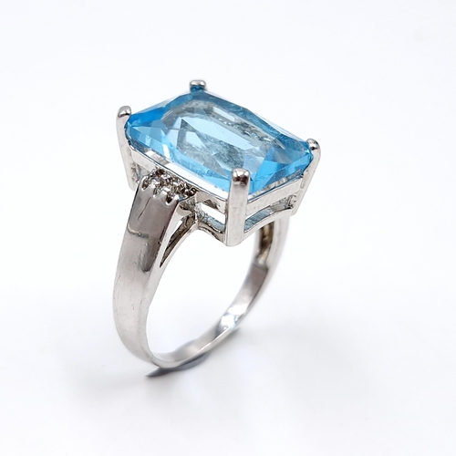 1009 - A sterling silver ring with large blue stone. Stamped 925 to inner band. Ring size M 1/2. Weight 3.8... 