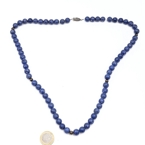 1013 - An elegant Lapus Lazuli beaded necklace. Total length 68cm. Total weight 94.15 grams. Stones cold to... 