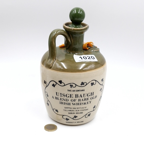 1020 - A vintage Tullamore Dew whiskey crock with original tag (empty).