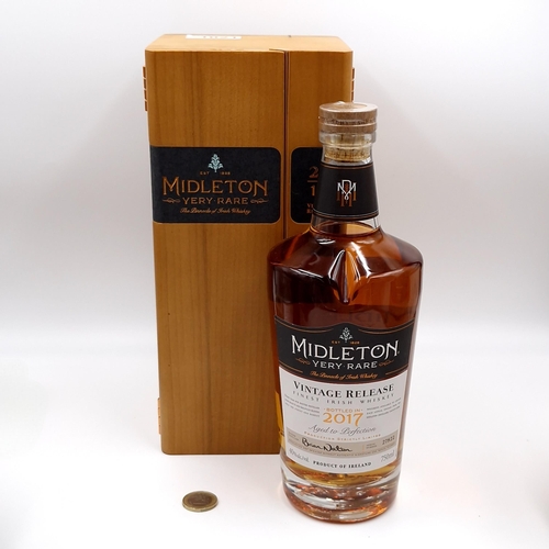 1021 - Super Star lot :A bottle of 750ml Midleton Very Rare Vintage Release Finest Irish Whiskey - Bottled ... 