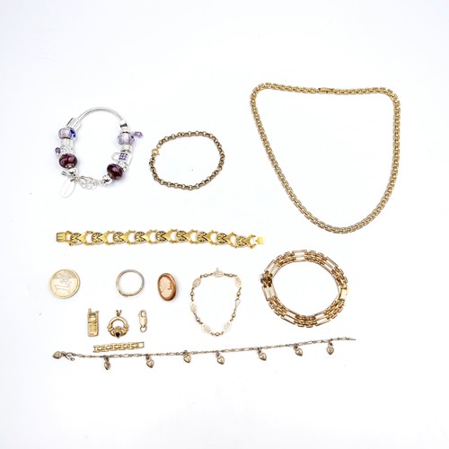 998 - A nice selection of vintage accessories including a claddagh pendant featuring a sapphire stone, a L... 