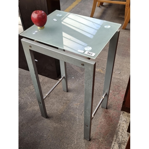 1170 - A tall bathroom table with frosted glass top and steel frame.

Previously in Auction 19/09/24- Lot: ... 