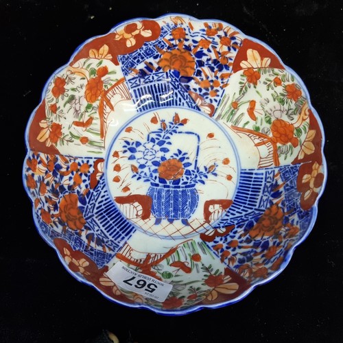 567 - An antique Japanese Imari porcelain bowl with scalloped rim. In very good condition. Wonderfully han... 