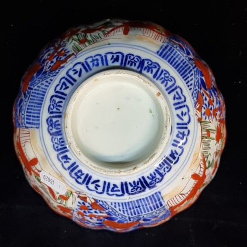 567 - An antique Japanese Imari porcelain bowl with scalloped rim. In very good condition. Wonderfully han... 