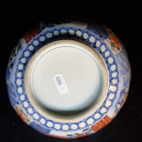 568 - An antique Japanese porcelain Imari bowl with ribbed body and scalloped edging. Wonderfully hand pai... 