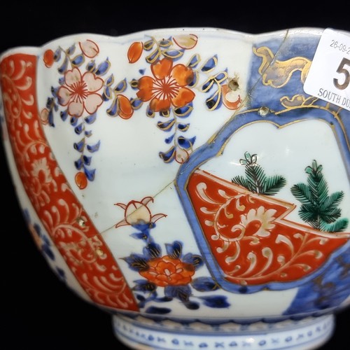 568 - An antique Japanese porcelain Imari bowl with ribbed body and scalloped edging. Wonderfully hand pai... 