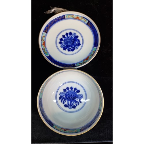 583 - A beautiful Japanese Imari lidded dish, hand painted with traditional scenery and motifs in tones of... 