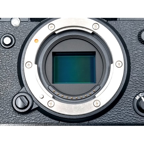 400 - Star Lot :The Fujifilm X-T3 is a professional SLR-style mirrorless camera with a 26MP BSI CMOS X-Tra... 