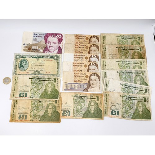 985 - A collection of vintage Irish pound notes including a £20 note dating to 21/09/92 Daniel O'Connell S... 