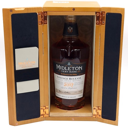 1021 - Super Star lot :A bottle of 750ml Midleton Very Rare Vintage Release Finest Irish Whiskey - Bottled ... 