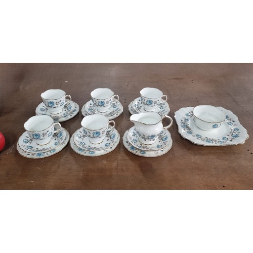 338 - A very pretty twenty piece set of Arklow Fine Irish Bone China. All in good condition with stamps to... 