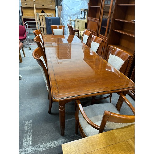 642 - Super Star Lot : A fabulous extending dining table, With two drop in leaves and glass saver top. Com... 