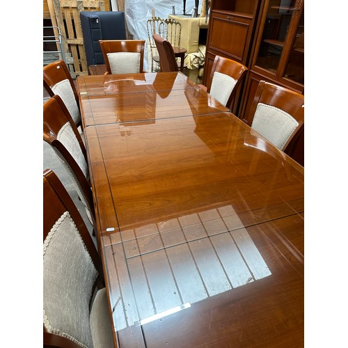 642 - Super Star Lot : A fabulous extending dining table, With two drop in leaves and glass saver top. Com... 