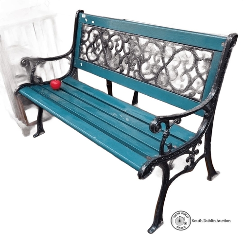 414 - Star Lot : A beautiful cast iron and wood garden bench with ornate scrollwork, measuring approximate... 