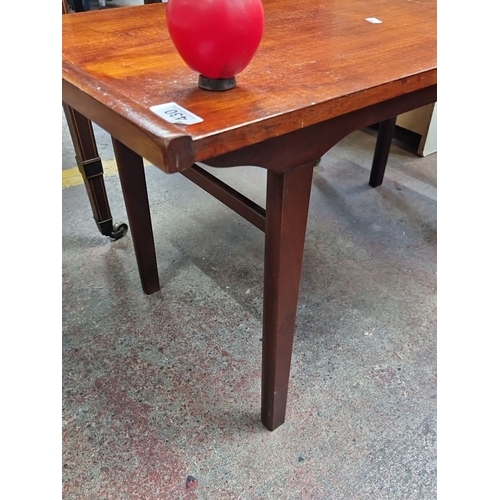 430 - A solid teak Mid-Century Modern  coffee table. Lovely piece.
MM: W92cm x H 45cm D 42cm