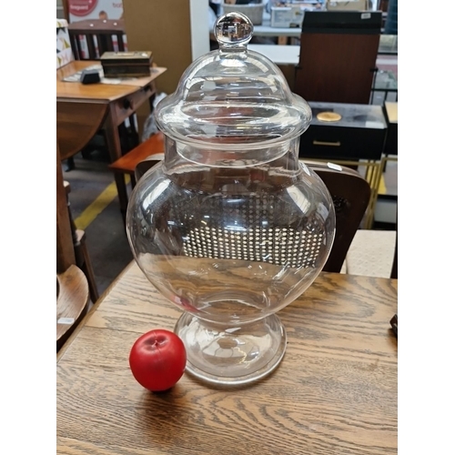 443 - A large clear glass apothecary jar with lid. Measures approximately 40 cm in height.