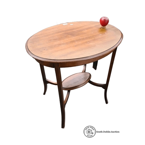 452 - An Oval Edwardian wooden side table with single tier design.
MM: 69 cm in height