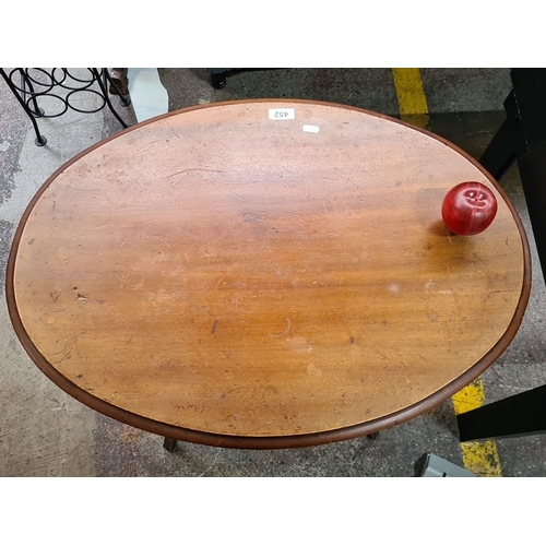 452 - An Oval Edwardian wooden side table with single tier design.
MM: 69 cm in height