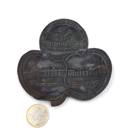 31 - A nice example of a Shamrock medallion 1907 'Souvenir Irish International exhibition'. Dimension: 10... 