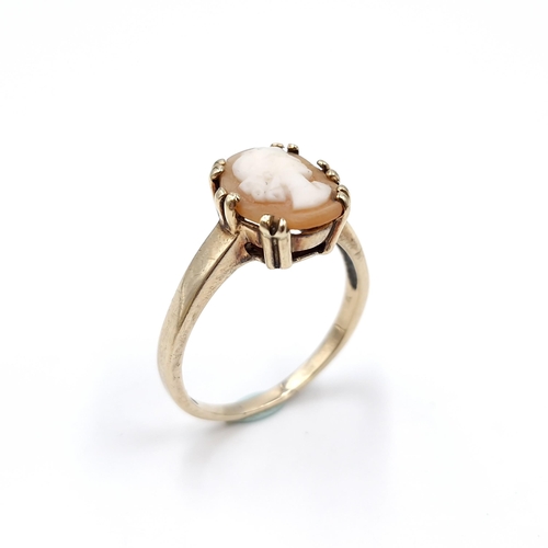 46 - A nine carat gold vintage cameo claw set ring. Size - T. Weight - 3.94 grams. Boxed.