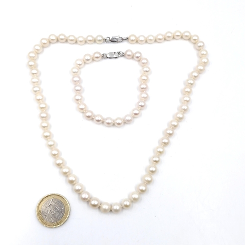 47 - A lovely pearl necklace & bracelet set with sterling silver clasps . Length of necklace - 42 cms. To... 