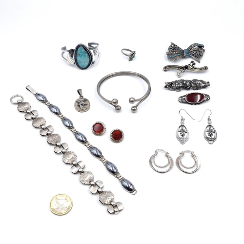 50 - An assorted collection of items consisting of bracelets, rings, brooches & earrings. Items as per ph... 