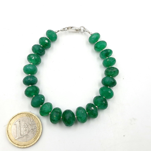 519 - A beautiful graduated emerald gemstone bracelet with sterling silver clasp. Weight - 26.3 grams.  Br... 