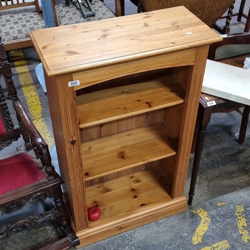 625 - Pine bookcase with three shelves, approximately 90 cm high, 60 cm wide, and 30 cm deep. Natural fini... 