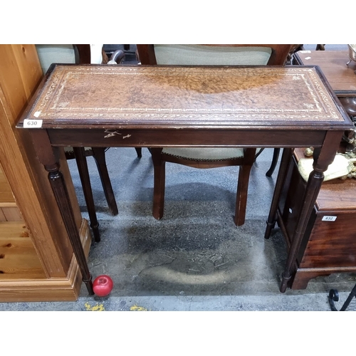 630 - Mahogany writing table with tooled leather top, from the early 20th century. Approximately 75 cm hig... 