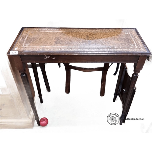 630 - Mahogany writing table with tooled leather top, from the early 20th century. Approximately 75 cm hig... 