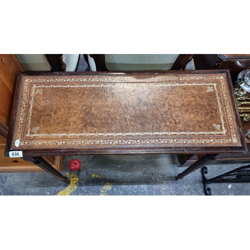 630 - Mahogany writing table with tooled leather top, from the early 20th century. Approximately 75 cm hig... 