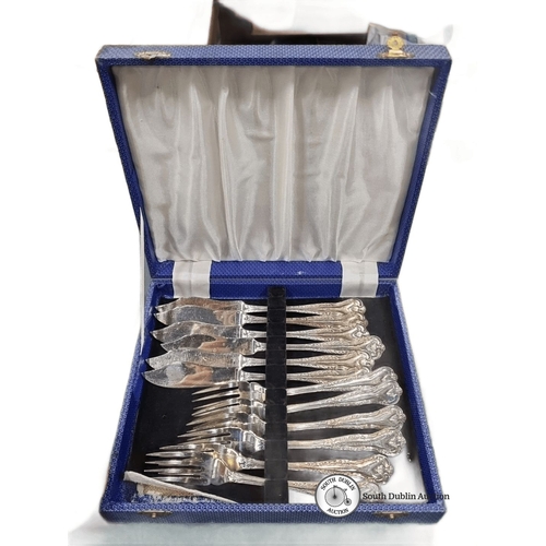 636 - Set of 12 silver-plated fish forks and knives in ornate design, presented in a blue case.