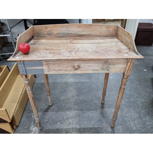 685 - Victorian pine washstand with single drawer, carved turned legs, and a splashback. Approximately 90 ... 