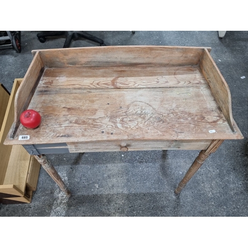 685 - Victorian pine washstand with single drawer, carved turned legs, and a splashback. Approximately 90 ... 