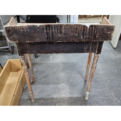 685 - Victorian pine washstand with single drawer, carved turned legs, and a splashback. Approximately 90 ... 