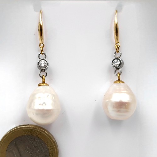 601 - Star Lots : An 18 carat gold diamond & Akoya pearl earrings. Pearls - 1 cm. Diamonds Approx 0.4cts  ... 