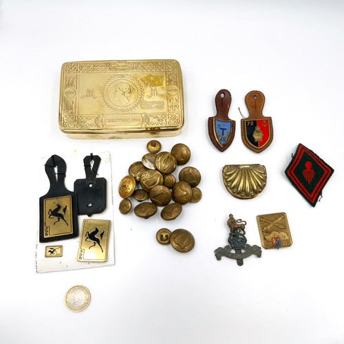 604 - A re-pro Christmas 1914 chocolate box containing various military Irish uniform buttons together wit... 