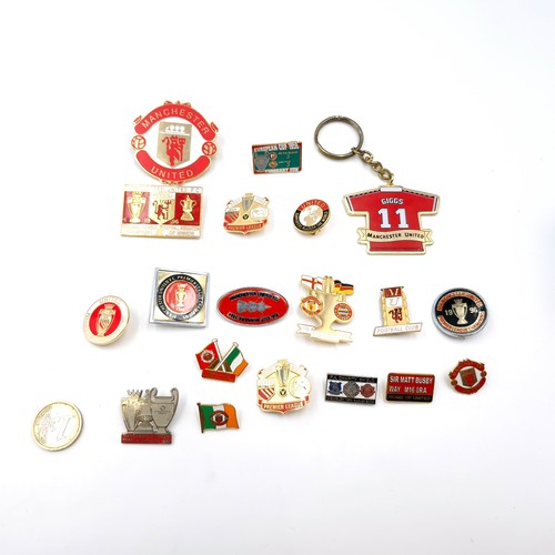 607 - A large collection of Manchester united medallions & badges. Total weight - 190 grams. As per photog... 