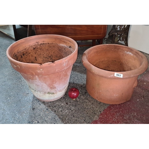 863 - Pair of vintage terracotta garden pots, approximately 40 cm in height and 35 cm in diameter.